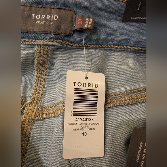 Torrid Maxy Denim Flowy Contemporary jean Skirt 0x (Size 10 fits size 14) - Picture 8 of 10